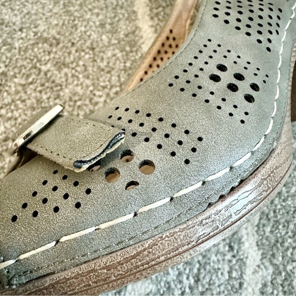 B Comfort Silver Gray Sling Back Platform Heeled Shoes - Picture 5 of 9